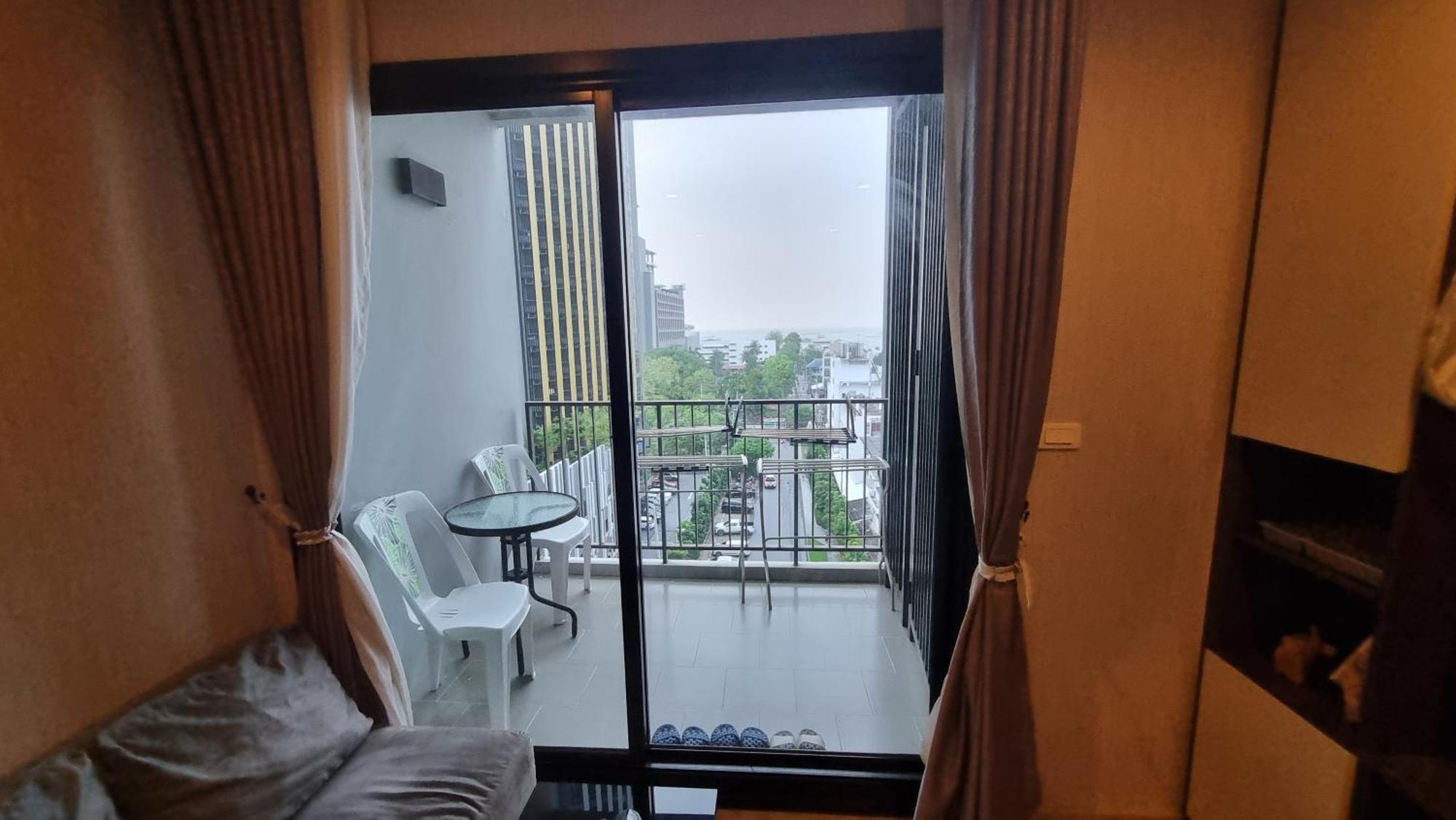 Apartemen The Base